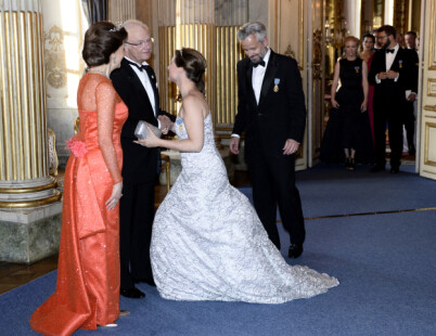 SØRGER: Også den svenske kongefamilien sørger over Ari Behns dødsfall. Her er han og prinsesse Märtha Louise under kong Carl Gustafs 70-årsdag på Stockholms slott i 2016. TIl venstre dronning Silvia. Foto: Henrik Montgomery / TT / NTB Scanpix SØRGER: Også den svenske kongefamilien sørger over Ari Behns dødsfall. Her er han og prinsesse Märtha Louise under kong Carl Gustafs 70-årsdag på Stockholms slott i 2016. TIl venstre dronning Silvia. Foto: Henrik Montgomery / TT / NTB Scanpix